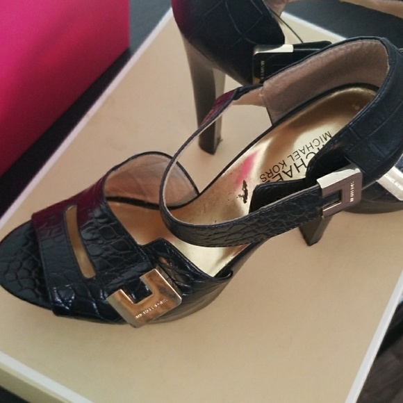 Michael Kors Beverly Platform With Gold Detail - Picture 2 of 7